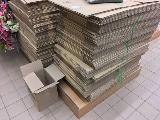 Piles de cartons neufs en magasin